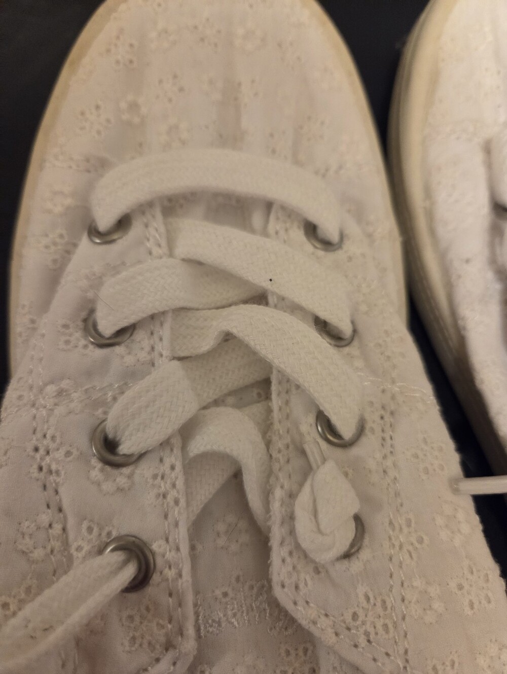 Womens Size 10 White Eyelet Lace-Up Sneakers